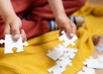 Dia Mundial da Conscientização do Autismo: desafios emocionais, financeiros e a luta por inclusão