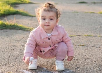 1 Ano e 8 Meses: como estimular a coordenação motora e enfrentar as birras das crianças?