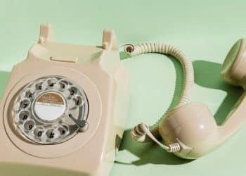 Criança liga para a emergência e faz pedido inacreditável e choca policiais