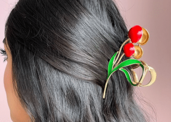 O Segredo para um Visual Moderno com Toque Retrô Está Nesse Acessório