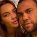 Esposa de Daniel Alves anuncia gravidez 4 dias após anulação da condenação do jogador