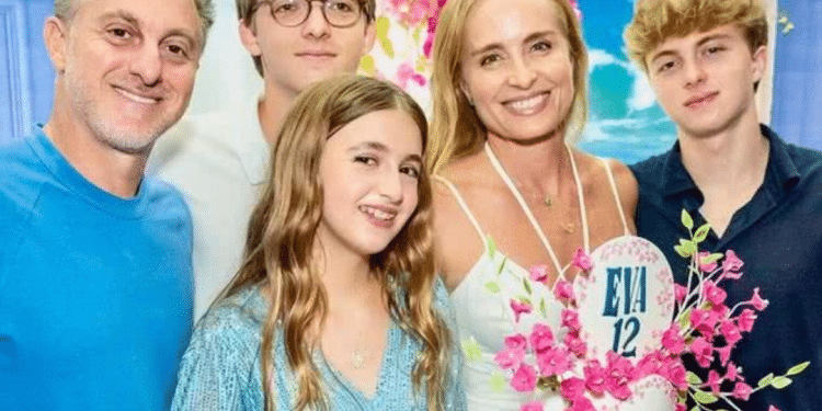 Angelica com sua familia no aniversario da Eva-Reprodução Instagram -  Créditos: angelicaksy