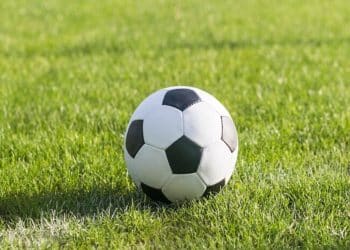 Jogador casado por 18 anos trai a esposa e é exposto pela amante