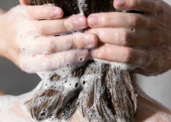 Lavar o cabelo uma vez por semana faz mal?