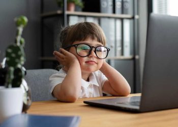 Miopia em crianças aumenta 21% com mais tempo de tela, aponta estudo