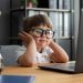 Miopia em crianças aumenta 21% com mais tempo de tela, aponta estudo