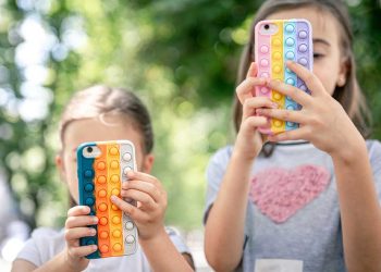 Tempo de tela: 40% dos pais julgam as regras de outras famílias, aponta estudo