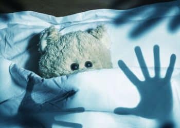 Após criança reclamar sobre “monstros”, babá olha embaixo da cama e tem surpresa assustadora