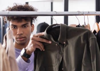 A peça de roupa que está dominando o estilo masculino, você já garantiu a sua?