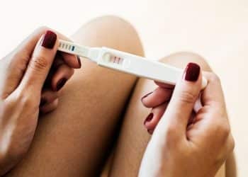 Quais são os sintomas de gravidez antes do atraso menstrual?