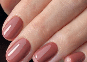 Unhas curtas estão com tudo e esses esmaltes provam isso