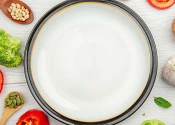 Unhas fracas, pele seca e cansaço? Saiba o que pode estar faltando na sua alimentação