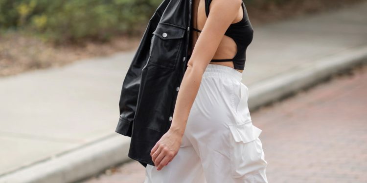 Do Escritório ao Rolê: Como a Calça Cargo Conquistou o Mundo Fashion