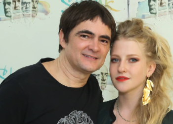 Fofura em dose dupla! Ava fncanta em festa com temática floral