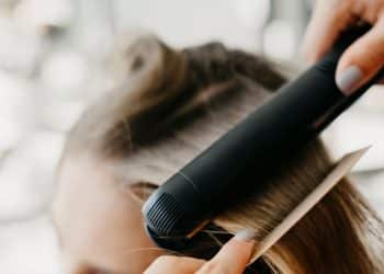 Mulher é hospitalizada na UTI após fazer alisamento no cabelo