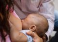 Porque o bebê chora ao mamar? Saiba alguns motivos possíveis