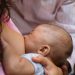 Porque o bebê chora ao mamar? Saiba alguns motivos possíveis