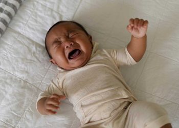 Como acalmar o bebê que chora mesmo sem estar com fome ou fralda suja
