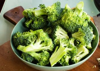 Se a mãe comer brócolis ou feijão, pode causar gases no bebê?