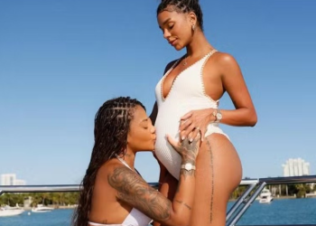 Grávida de Zuri, Brunna Gonçalves emociona ao subir ao palco com Ludmilla em Miami