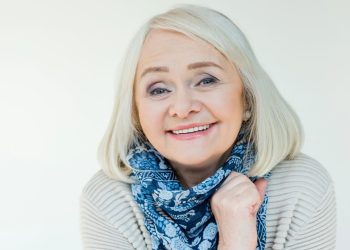 Você Sabia Que Dá Para Cuidar dos Cabelos Brancos Com Ingredientes da Cozinha?