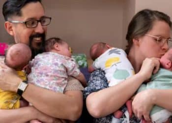 Mãe grávida do terceiro filho é surpreendida no ultrassom ao descobrir quantos bebês estava esperando