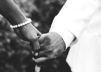 Após quase uma década de casamento, mulher descobre que era casada com seu cunhado