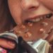 Chocolate faz bem! Estudo revela que o cacau pode ajudar na saúde ocular