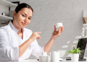 Cremes caseiros ou industriais? Entenda qual opção antirrugas é a melhor para você