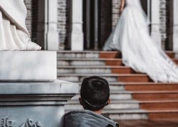 Mãe chora em cerimônia de casamento após noiva barrar a entrada de filho pequeno