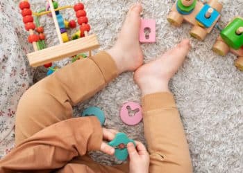 O brinquedo favorito do seu filho pode esconder mais bactérias que um vaso sanitário