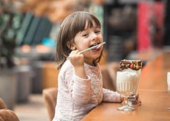 Seu filho se comporta mal no restaurante? Veja soluções criativas e sem telas