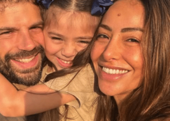 O primeiro passeio de bicicleta de Zoe que derreteu corações nas redes sociais