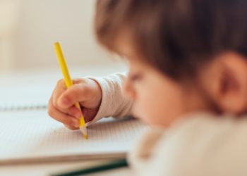Escrever à mão melhora o aprendizado das crianças, revela estudo