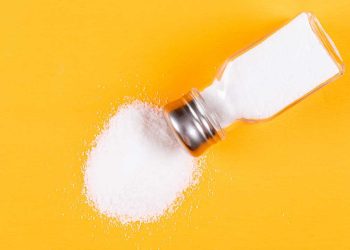 Exagerou no sal? Estudo mostra que isso pode aumentar o risco de ansiedade em até 34%