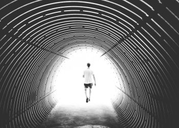 Homem relata o que viu após ter sido atingido por raio e ser declarado sem vida por 28 minutos