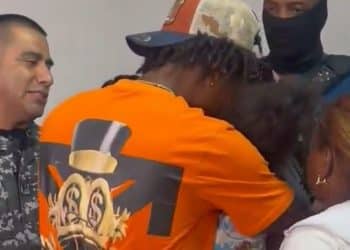 Jogador se esconde de criminosos enquanto esposa e filho são sequestrados