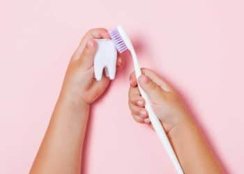 Má higiene bucal pode influenciar dores crônicas como enxaqueca e fibromialgia