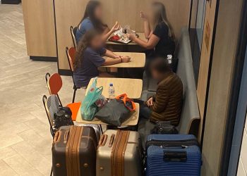 Mãe e filha que moraram no McDonald’s são despejadas de hostel por falta de pagamento