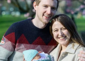 Mulher dá à luz a primeira filha após receber o útero da irmã