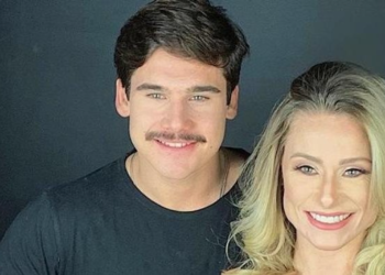 Noite especial! Nicolas Prattes assiste à peça da mãe com Sabrina Sato e irmã caçula