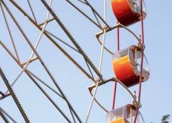 Pais deixam bebê sozinho em parque de diversões e geram polêmica; entenda o caso