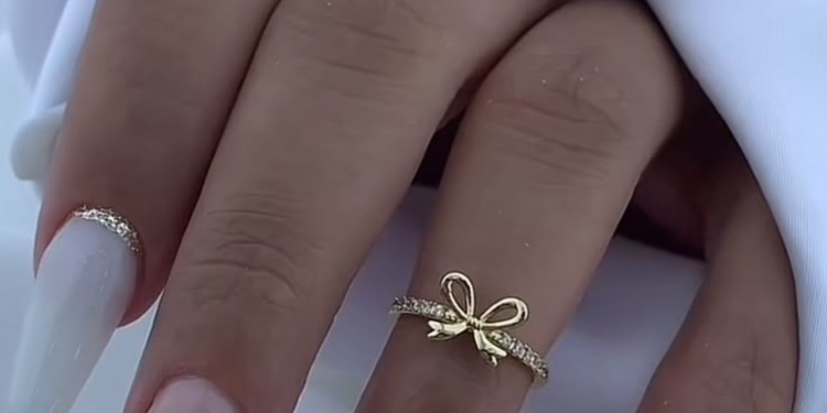 Branquinha sim, básica nunca! Vem ver essas nail arts icônicas