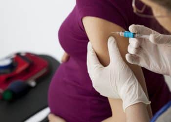 Vacina, sintomas e tratamento: guia completo sobre gripe na gravidez