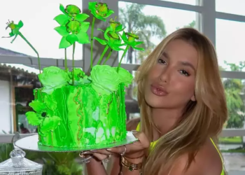 Aniversário de Virginia Fonseca tem bolo de três andares e muita fofura em família
