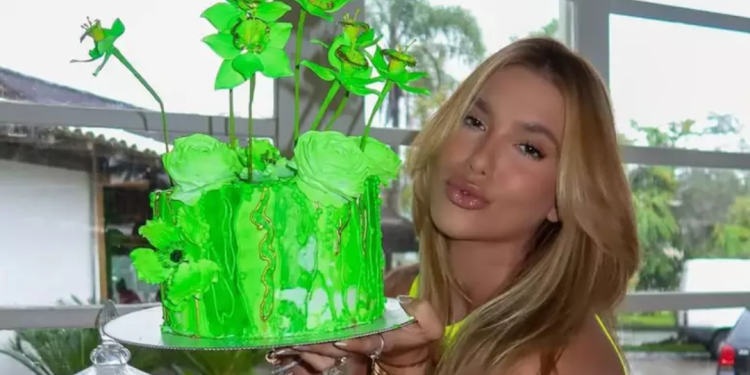 Aniversário de Virginia Fonseca tem bolo de três andares e muita fofura em família