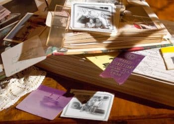 Mãe recebe álbum de fotos antigas desaparecido há 20 anos em seu primeiro dia das mães após o filho perder a vida