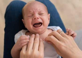 Bebê se recusava a ficar no colo dos pais – e o motivo por trás se tornou vídeo viral