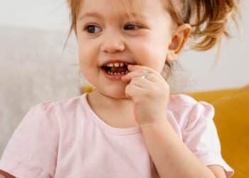 O que fazer quando seu filho começa a morder? Veja 5 dicas práticas