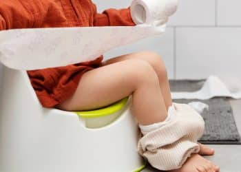 Por que algumas crianças tem medo de fazer cocô? Ir ao banheiro pode virar um desafio